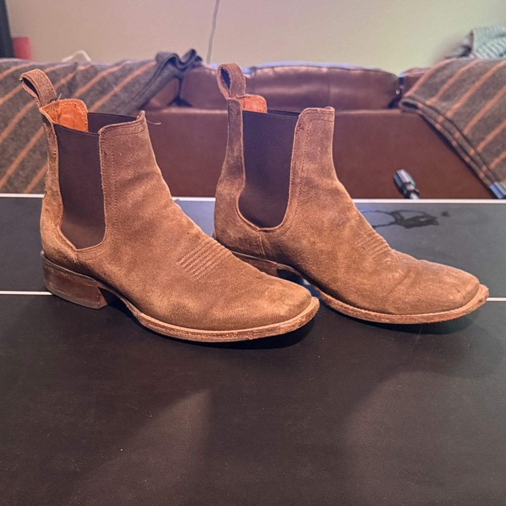 Elegant Brown Suede Chelsea Boots - Picture 2 of 5